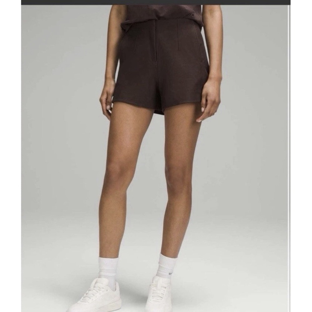 Lululemon Utilitech Relaxed Fit High Rise Shorts Women's size 4/6 Chocolate F-12